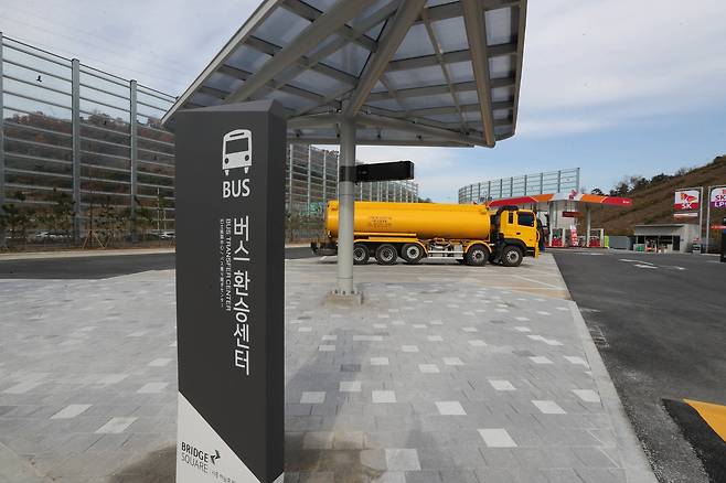 휴게소 내 버스환승 정류장에서 5000번 공항버스(성남~인천)와 8106번 광역버스(성남~부천)를 이용할 수 있다. 신인섭 기자