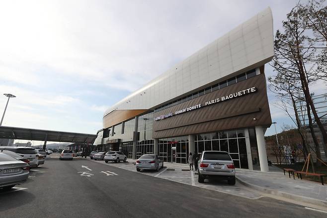 일산 방면 고속도로에서 진입해 들어와 바라본 휴게소 외관. 신인섭 기자