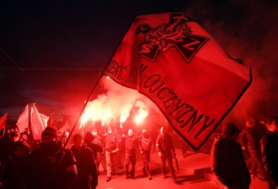 11일 폴란드 바르샤바에서 열린 극우 집회에서 참가자들이 "조국의 적들에게 죽음을"이라고 적힌 깃발을 흔들고 있다. [EPA=연합뉴스]