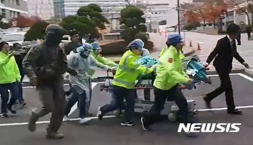【서울=뉴시스】13일 판문점 공동경비구역(JSA) 북측 초소에서 귀순한 북한군 하급전사(병사)가 경기 수원시 아주대학교병원 경기남부 권역외상센터로 이송되고 있다. 이날 귀순한 북한군 병사는 귀순 과정에서 총격을 받고 팔꿈치, 어깨 등에 부상을 입었다. 2017.11.13. (사진=독자 제공) photo@newsis.com