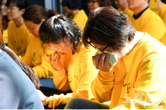 세월호 참사 피해자 가족들이 세월호 참사 당시 영상을 보며 눈물 흘리고 있다. (사진=황진환 기자/자료사진)