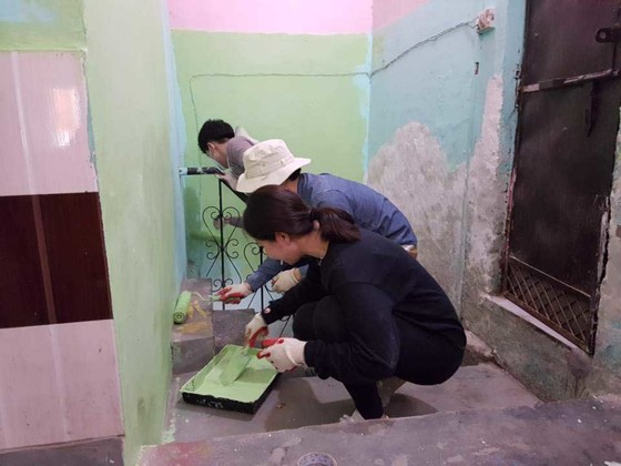 시멘트 미장으로 마감되어 있는 교실 복도에 자원봉사자들이 페인트 칠을 하고 있다. 공항사진기자단