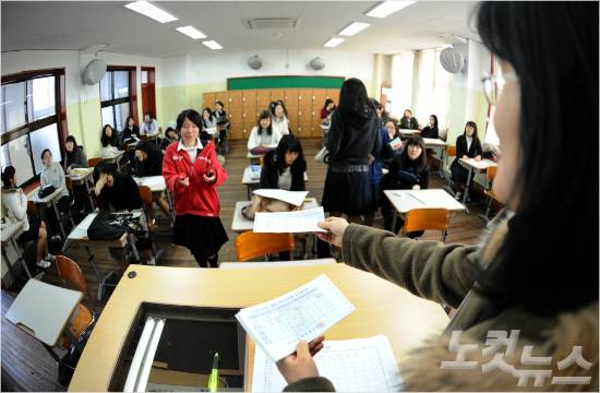 수능 시험 후 학교에서 성적표를 나눠주고 있는 모습. (사진=노컷뉴스 자료사진)