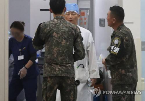 (수원=연합뉴스) 홍기원 기자 = 지난 13일 저녁 경기 수원 아주대병원에서 이국종 교수와 군 관계자가 JSA로 귀순하다 북한군의 총격으로 부상을 입은 북한군 병사의 상태에 대해 이야기를 나누고 있다. xanadu@yna.co.kr