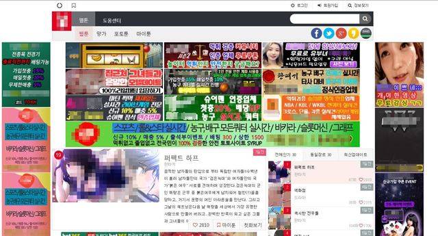 불법으로 웹툰을 공유하는 B사이트 메인 화면. 별도의 인증, 가입 절차를 거치지 않아도 성인물을 쉽게 볼 수 있는 이곳에는 각종 성인, 도박사이트 광고도 상당수 올라와 있다. 홈페이지 캡처