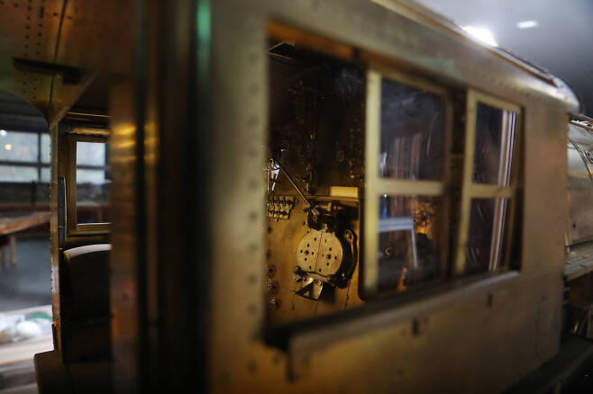 기차 내부 'FIRE DOOR'의 볼트 문양 하나까지 세밀하게 제작되었다. 우상조 기자