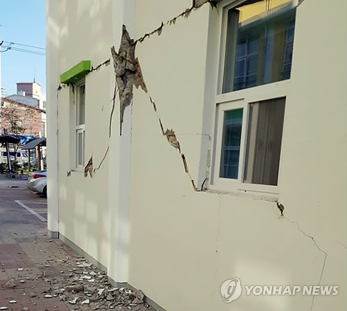 (포항=연합뉴스) 15일 발생한 지진으로 경북 포항 한 초등학교 건물 기둥과 벽 일부가 금이 가거나 부서져 있다. [독자 제공=연합뉴스]      yij@yna.co.kr