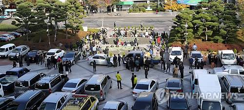 (울산=연합뉴스) 이상현 기자 = 15일 포항에서 발생한 지진으로 여진이 우려되자 울산시청 공무원들과 어린이집 아이들이 시청 햇빛광장에 대피해 있다. 2017.11.15 leeyoo@yna.co.kr