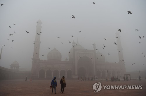 8일 인도 뉴델리 이슬람 사원 자마마스지드가 짙은 스모그에 휩싸여 있다.[AFP=연합뉴스 자료사진]