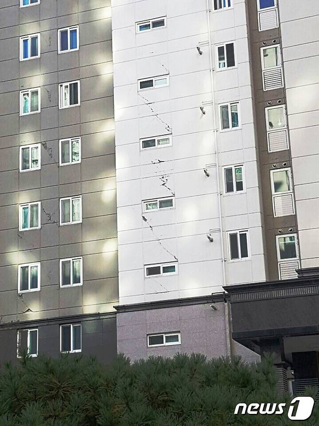 15일 경북 포항시에 진도 5.4 규모의 지진이 발생했다. 포항시의 한 아파트 외벽이 금이 가 갈라져 있다. (독자제공) 2017.11.15/뉴스1 © News1 여주연 기자 *위 사진은 본 기사와 무관함