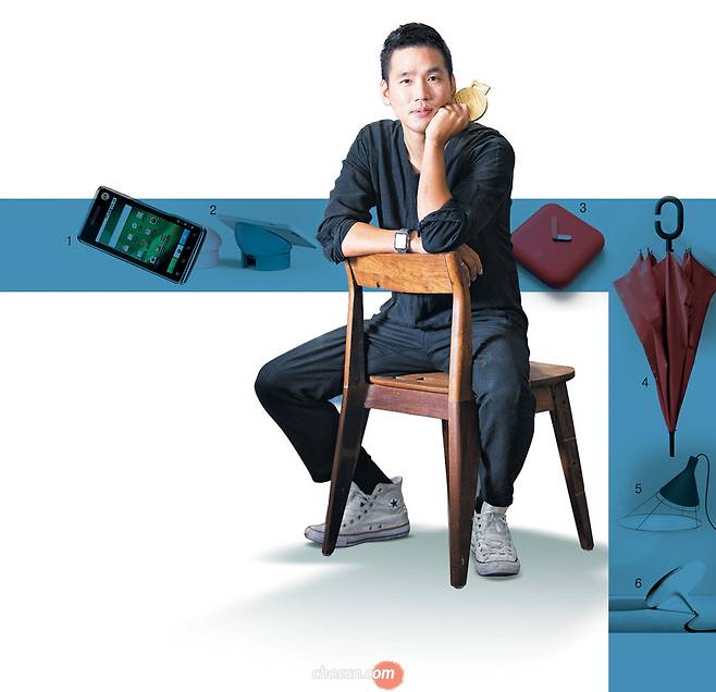 “바늘에서 우주선까지 디자인하는 게 산업디자이너라더니 반지부터 아파트까지 디자인하고 있네요.” 디자이너 이석우씨가 불법 복제 대상이 된 그의 대표작 ‘레그 체어’에 앉은 채 평창동계올림픽 메달 샘플을 들고 있다. 1 2010년 디자인한 모토롤라의 ‘모토로이’. 2 몸체를 분리할 수 있게 디자인한 ‘3M 무선 충전기’. 3 시계로 쓸 수 있게 만든 재난 키트 ‘라이프 클락’. 4 손잡이를 원형으로 만들어 손목에 건 채 휴대폰을 쓸 수 있게 만든 우산 ‘KT 폰브렐라’. 5 바닥에 세울 수 있는 구조로 만든 ‘제로 G 라이팅’. 6 대학 졸업작으로 만든 CD 플레이어 겸 조명 ‘음악을 비추고 빛을 만지다’. SWNA / 김종연 영상미디어 기자