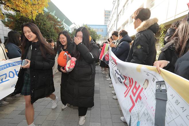 서울 서초고 여학생들이 길 양쪽에 도열한 후배들의 응원을 받고 있다. 신인섭 기자