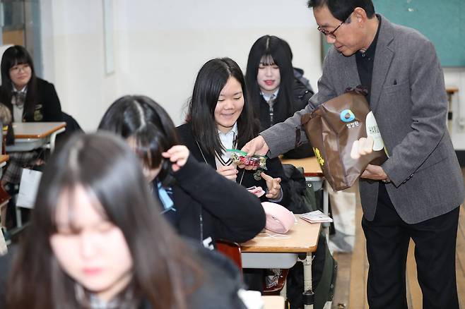 서울 마포구 서울여고 고3 교실에서 선생님이 학생들에게 초콜릿을 나눠주고 있다. 우상조 기자