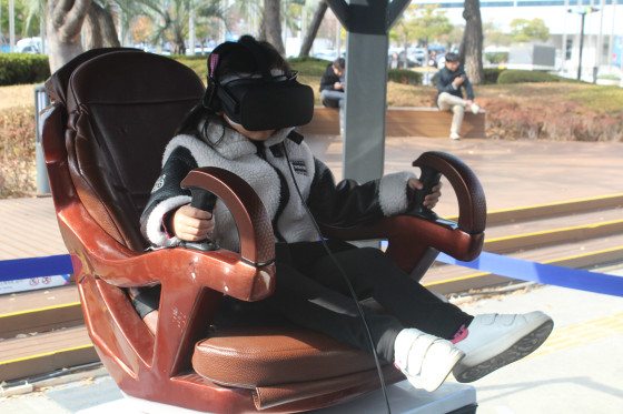 VR 롤러코스터를 체험 중인 어린 여학생의 모습.