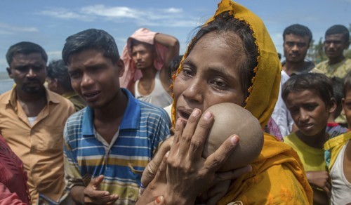 방글라데시 난민 캠프로 피신한 로힝야족 사람들. (AP=연합뉴스)