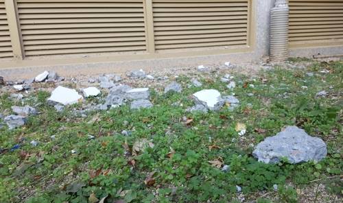 떨어진 콘크리트 (포항=연합뉴스) 손대성 기자 = 18일 경북 포항 한 아파트에 지진으로 떨어진 콘크리트가 놓여 있다. 2017.11.18