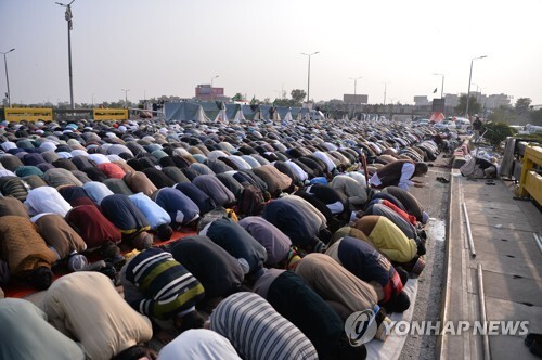 17일 파키스탄 수도 이슬라마바드에서 법무장관 해임을 요구하며 도로 점거 시위를 벌이는 강경 이슬람주의자들이 금요 예배를 맞아 도로 위에서 절을 하며 기도하고 있다.[AFP=연합뉴스 자료사진]
