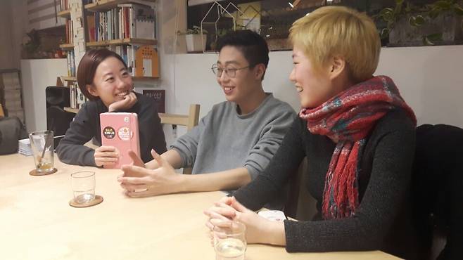 14일 서울 용산구의 한 커피숍에서 만난 ‘투명가방끈’ 운영위원 난다(왼쪽부터), 따이루, 호야씨. 이들은 7년 전 대학입시 거부 선언을 하고 7년째 이 단체에서 활동 중이다.