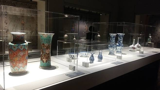 전시장 안쪽의 ‘도자기 궁전’ 진열장 모습. 18세기 독일 작센 왕실이 입수한 중국 청나라의 채색 청화자기들과 당시 독일 마이센에서 유럽 최초로 빚어낸 같은 유형의 자기들이 비교 전시되어 있다.