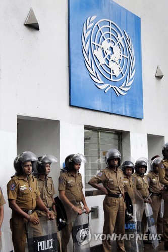 지난 9월 스리랑카 수도 콜롬보에서 강경 불교 단체가 미얀마를 탈출한 로힝야족 난민을 받아들여서는 안된다고 시위를 하면서 경찰들이 유엔 사무소 밖에서 경비를 서고 있다.[EPA=연합뉴스 자료사진]