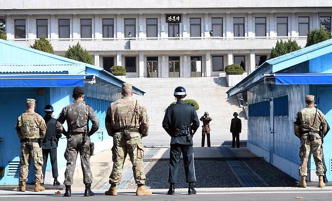 한-미 국방장관이 경기도 파주 판문점 공동경비구역(JSA)에서 대북 메시지를 발표한 10월27일 오후 북한 병사들이 남측을 바라보고 있다. 공동취재단