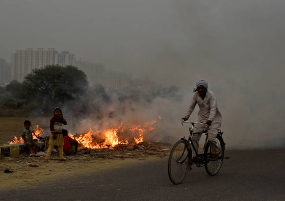 뉴델리 외곽에서 쓰레기를 태우는 아이들. (AP Photo/R S Iyer) <저작권자(c) 연합뉴스, 무단 전재-재배포 금지>