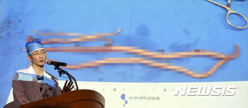 【수원=뉴시스】이정선 기자 = 이국종 경기남부권역외상센터장이 15일 오후 경기 수원 권역외상센터에서 북한군 병사의 2차 수술을 집도한 뒤 브리핑을 열고 있다. 2017.11.15.  ppljs@newsis.com