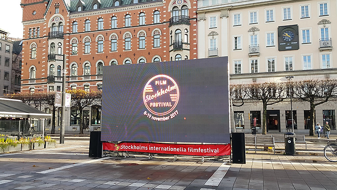 스톡홀름 시내 중심 노르말름 광장에 놓인 스톡홀름 영화제를 홍보 영상. © 사진=이석원 제공