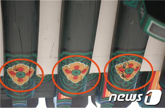 화학접착제 사용 등 부실시공으로 박리 및 들뜸 현상이 생긴 숭례문 단청. © News1