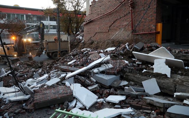 15일 포항에서 발생한 지진으로 북구의 한 빌라 외벽이 무너져 내려 파편이 뒹굴고 있다. 연합뉴스