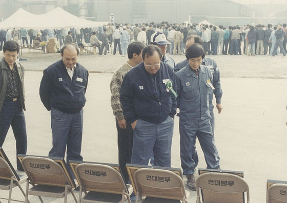 1989년 10월 당시 노조사무국장이던 노재우씨(오른쪽)가 박광보 삼미특수강 사장 등과 연축압연공장 신설 준공기념식에 전시된 사진을 둘러보고 있다. [사진 노재우씨 제공]