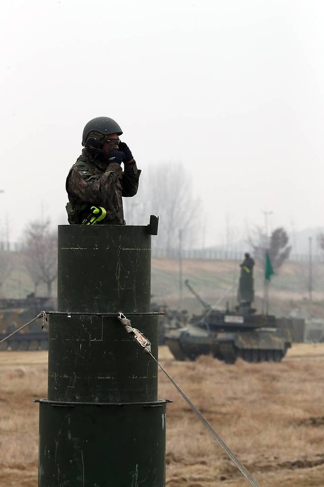 전차의 지휘관인 전차장 해치(출입구) 위로 긴 파이프 모양의 통기장치인 스노클이 연결됐다. 스노클을 통해 외부 공기가 전차 안으로 들어가며, 전차장이 스노클 위로 올라가 주변을 살피며 지휘를 할 수 있다. 우상조 기자