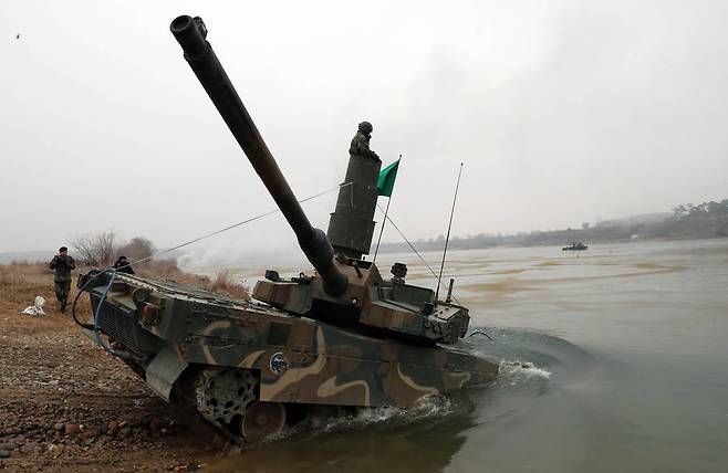 지휘차의 통제를 받고, K2전차가 강으로 입수하고 있다. 우상조 기자