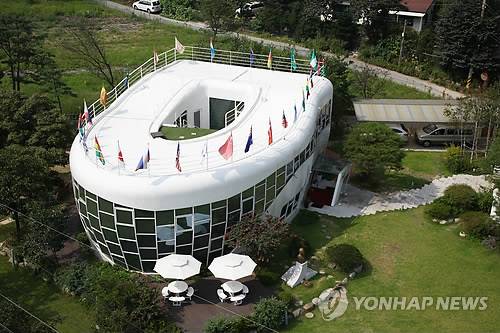 화장실 문화전시관 '해우재' (수원=연합뉴스) 고(故) 심재덕 전 경기도 수원시장이 기증한 변기모양 사택 '해우재(解憂齋)'. 해우재는 화장실 문화전시관으로 활용되고 있고 주변에 세계 유일의 화장실문화공원이 조성됐다.<<지방기사 참고>> 2012.7.4 kcg33169@yna.co.kr http://blog.yonhapnews.co.kr/kcg33169