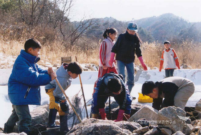 겨울 방학을 맞아 하천에서 물속 생물 조사를 하느라 신난 학생들.