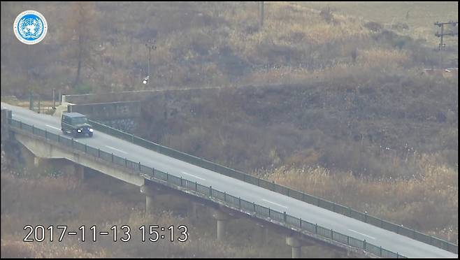 유엔군사령부가 22일 공개한 북한 병사의 탈북 장면. 북한 병사가 탄 차가 ‘72시간 다리’위를 달리고 있다. 유엔사 제공