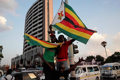 '무가베 37년 장기집권 끝났다' 환호하는 짐바브웨인들 (하라레 AFP=연합뉴스) 37년간 짐바브웨를 통치해 온 로버트 무가베(93) 대통령의 사임 소식이 전해진 21일(현지시간) 수도 하라레에서 시민들이 국기를 흔들며 환호하고 있다. 짐바브웨 의회는 이날 무가베 대통령의 사임서를 제출받았으며, 이에 따라 이날 개시된 그의 탄핵 절차도 중단됐다고 밝혔다.      lkm@yna.co.kr