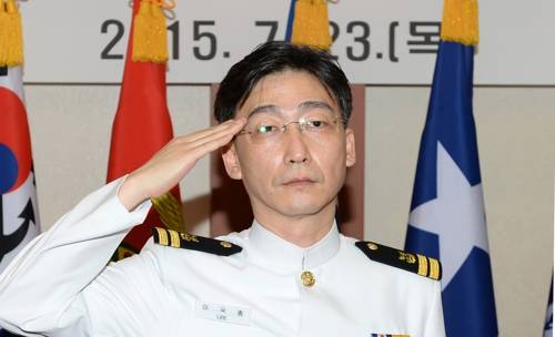 2015년 7월 해군 홍보대사로 위촉된 이국종 교수가 거수경례하는 모습.