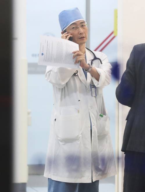 지난 14일 귀순 병사 수술 후 어딘가와 통화하는 이국종 교수.