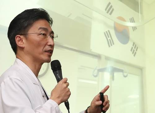22일 귀순 병사 병실에 걸린 태극기 설명하는 이국종 교수