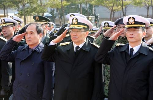 2017년 1월 20일 부산 해군작전사령부에서 열린 '아덴만 여명작전' 6주년 기념식에서 경례하는 모습. 왼쪽부터 석해균 전 삼호주얼리호 선장, 정진섭 해군작전사령관, 이국종 교수.