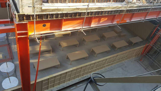 4월 말 강남구 신사동 가로수길에 위치한 애플스토어 1호점 공사현장 모습. 매장 내부에는 18개 대형 테이블이 배치됐다.