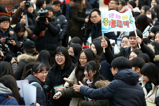 서울 중구 이화여자외국어고등학교에서 수험생들이 후배들의 응원을받으며 시험장으로 들어서고 있다. 장진영