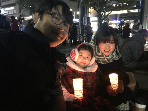 23일 저녁 7시 제주시청 광장에서 열린 고 이민호군 추모제에 참가한 고정민씨 가족. 최충일 기자