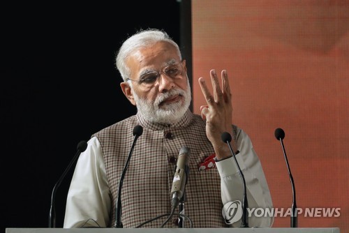 23일 인도 뉴델리에서 열린 국제 사이버 스페이스 총회에서 나렌드라 모디 인도 총리가 개막 연설을 하고 있다.[AP=연합뉴스]