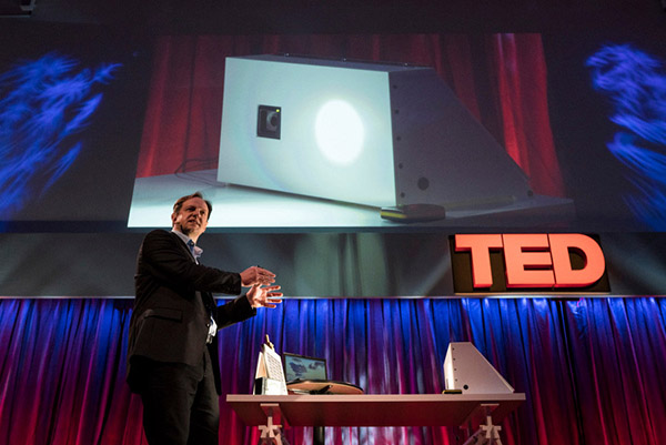 ⓒYouTube 갈무리 2011년 한 TED 강연에서 빛을 이용한 통신이 소개되어 화제를 모았다. 라이파이(Li-Fi) 기술은 마이크로파를 만드는 안테나 대신 빛이 나는 진짜 전구를 이용한다.