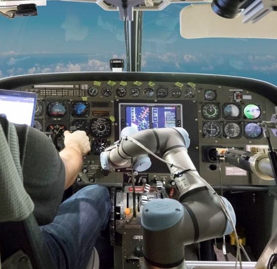 인공지능 로봇 엘리어스(ALIASㆍAircrew Labor In-Cockpit Automation System)가 부조종사 좌석에 배치되 비행기 조종을 돕는 모습. [사진 DARPA]