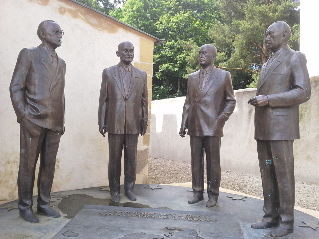 ▲ 로베르 슈만 생가에 자리한 EU 창설의 아버지들의 동상.ⓒ이병한