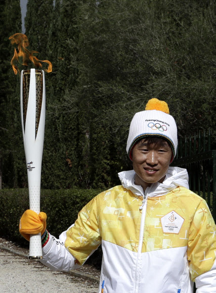 평창올림픽 성화봉 든 박지성 - 한국인 첫 봉송 주자인 평창동계올림픽 홍보대사 박지성 선수가 성화봉을 들고 있다.AP=연합뉴스