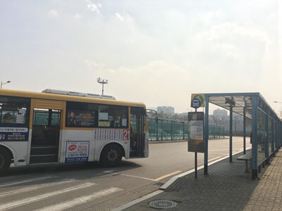복정역 버스정류장에서 위례신도시 창곡동 방면으로 가는 21번 버스가 들어오고 있다.  /김리영 인턴기자